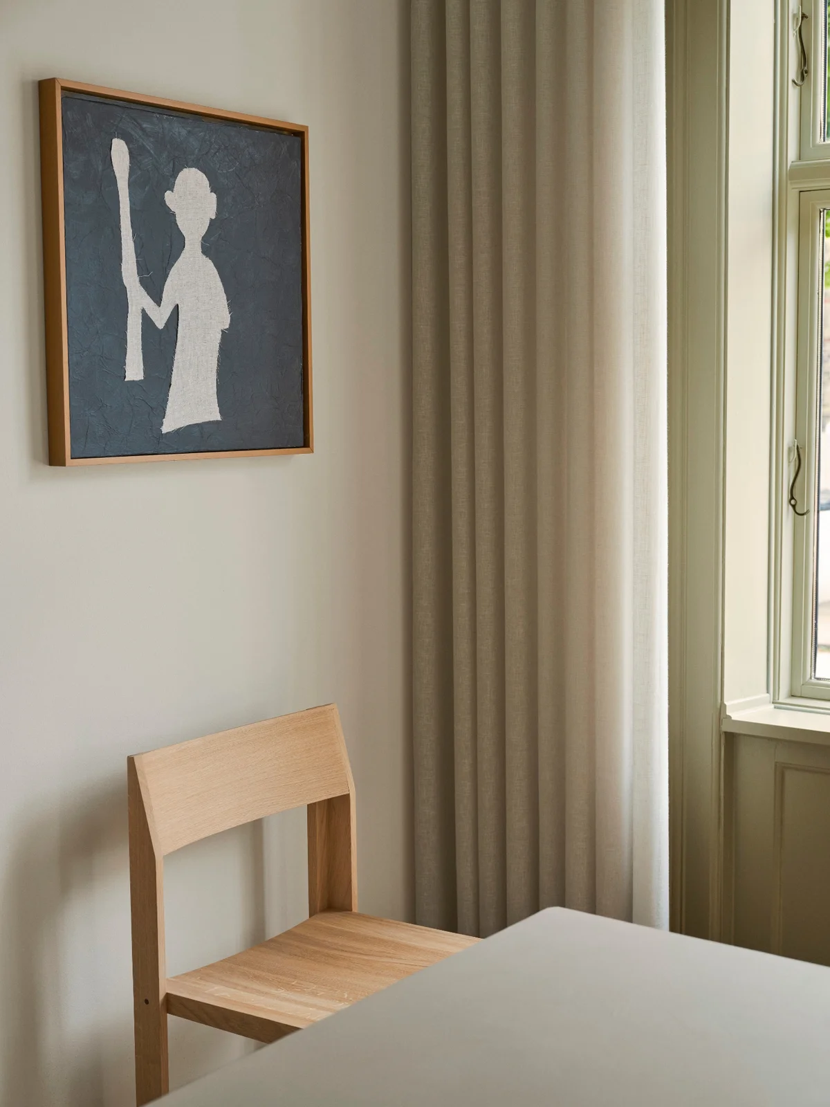 Kanso stofgardin ved vindue med stol